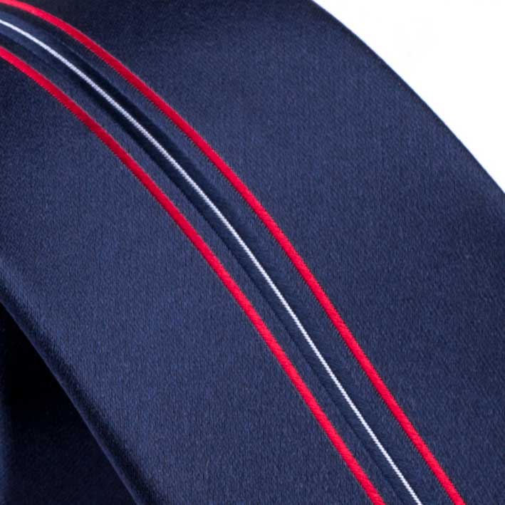 Modra kravata červený pruh detail